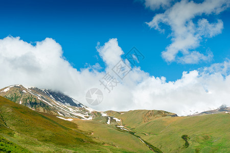 朱奈考卡苏斯乔治亚等地有雪盖的绿山图片