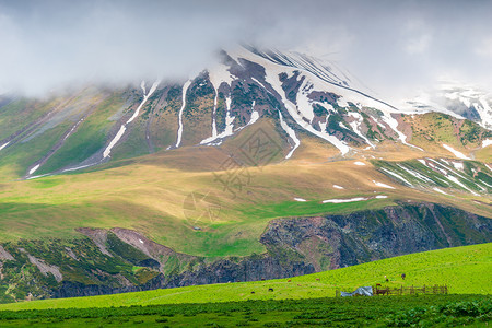 朱奈高山顶上的雪地貌和白鲸山脉图片