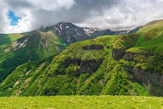 山上满是绿的岳在caus非常美观图片