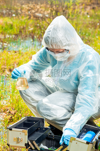 危险流行期间的水研究生态学家在自然环境中的工作图片