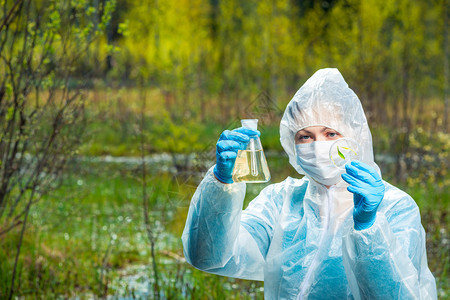 具有森林河水和植物样本的生态学家进行研究图片