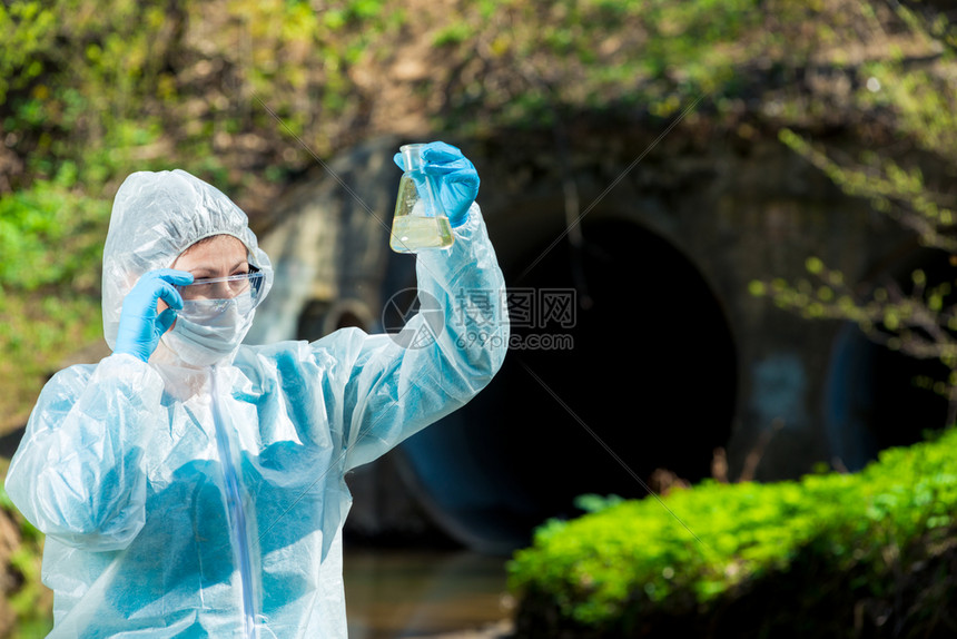 生态学家探索下水道附近河流的图片