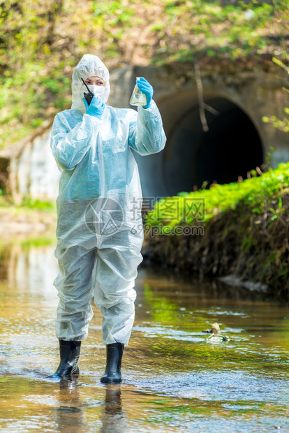 生态灾难概念环境科学家由污水下道和对讲机的受感染水样本组成的环境科学家图片