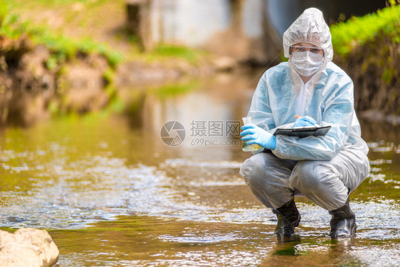 环境灾害生态学家在工作时画像的专业图片