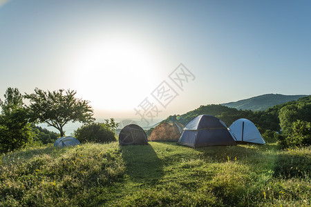 山上有许多帐篷户外概念森林里的阳光清晨图片