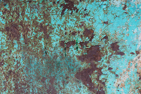 风化破碎的蓝漆和生锈金属背景图片