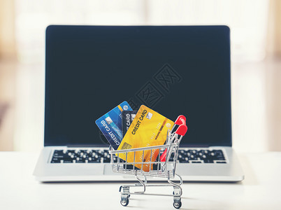 在线网上购物概念车和有笔记本电脑的信用卡图片