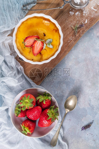 crembul传统的法国香草奶油甜点上面加焦糖图片