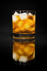 黑色背景上的威士忌杯高清图片