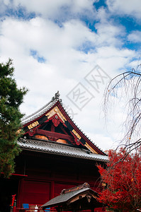 2018年月9日018年日本秋天在乌尼诺公园古老的木制红色建筑由Kiyomzukanod神庙图片