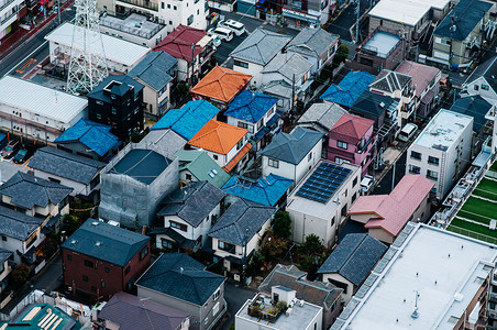 Japn在Chickaw区住宅屋顶上空中查看多彩建筑物屋顶图片