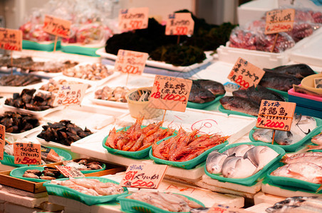 在乌尼诺东京日本的ameyko市场有各种虾和鱼的新鲜海标价的日本字是鱼虾和其他海鲜的名称价格以日元计图片