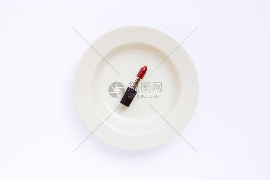 白底餐上的口红美丽化妆概念图片