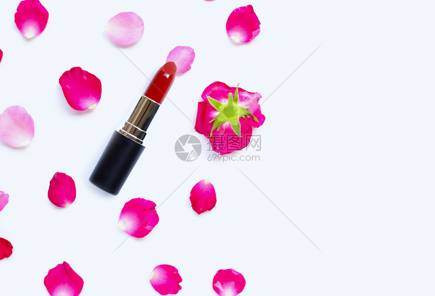 白背景上隔着玫瑰花瓣的唇膏美丽化妆概念图片