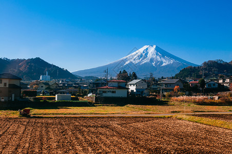 从东京到Kawguchiko的火车路线沿Fuji山和当地城镇图片