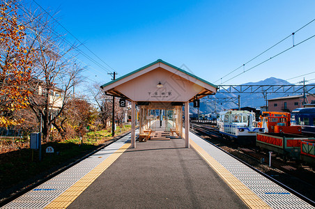 东京小火车站kawguchiko路线旅游转运点前往著名的chureito塔和fuji山观察点背景图片