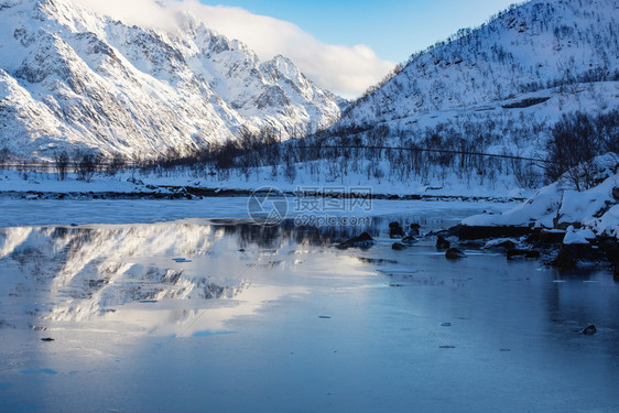 冬季山谷雪景图片