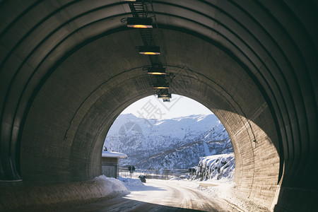 从挪威山的隧道看洞岛屿诺威坚山的隧道图片