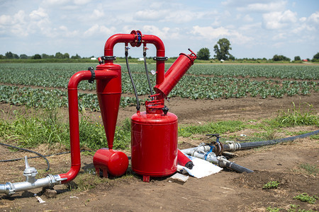 农田上的水泵和管农业供概念图片