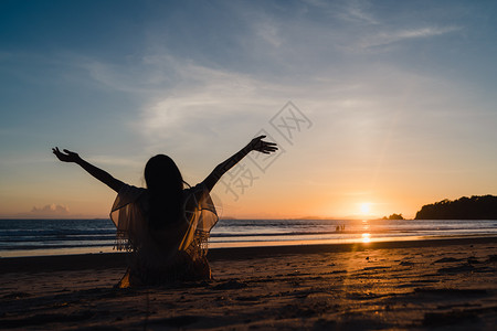 美丽的女快乐放松享受夜晚日落的时光生活方式女在海滩上旅行图片