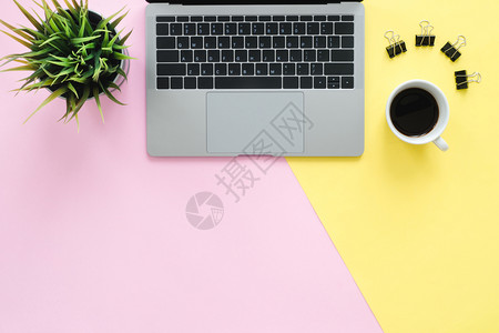 办公桌工作空间平面复制一个工作空间的上面有膝型电脑一个咖啡杯和小草地放在壁画背景上粉色彩背景空间概念图片