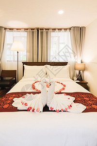 酒店床上花式折叠毛巾图片素材