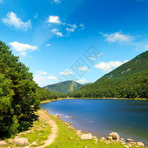 光滑的湖山和蓝天概念是旅行图片