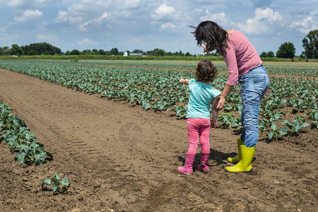 母亲带着女儿体验农业生活图片