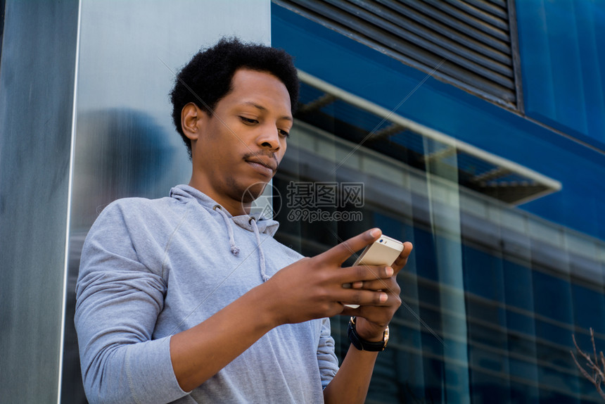年轻黑人在户外打手机的肖像图片