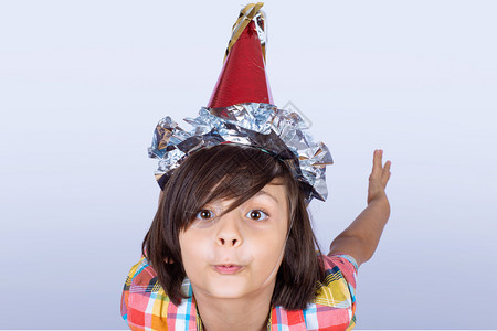 戴着党帽的小男孩肖像庆祝概念图片
