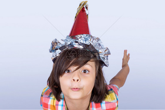 戴着党帽的小男孩肖像庆祝概念图片