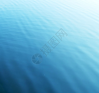 蓝色水面作为背景图片