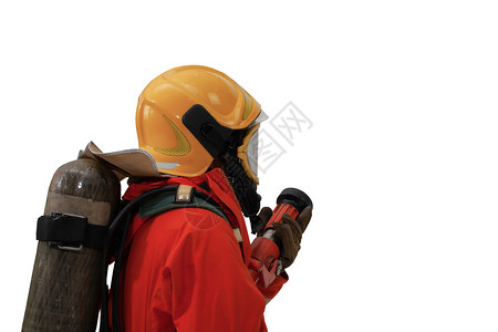 带戴安全套装面具的消防员和持有灭火器水管的消防员用于或喷洒白色背景的高压水消防安全概念背视图片