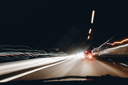 城市夜间灯光透视因汽车高速而模糊城市夜间灯光透视因汽车高速而模糊图片