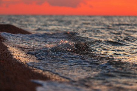 日落后海面上美丽的温暖阳光日落后海面上美丽的温暖阳光图片