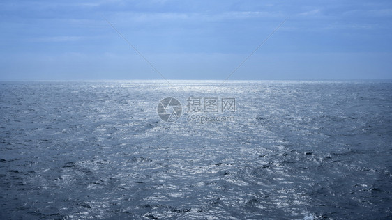 海水和蓝天空上阳光反射的海景图片