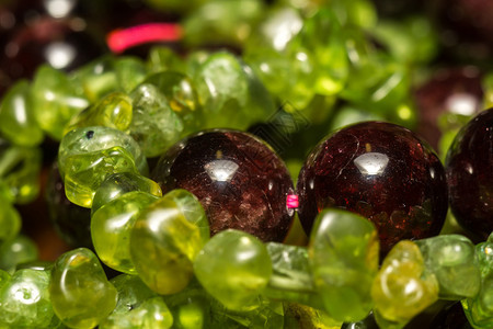 盖网和橄榄的深红珠子绿色的近身碎石天然的头紧闭图片
