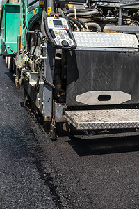 车辆在维修道路图片