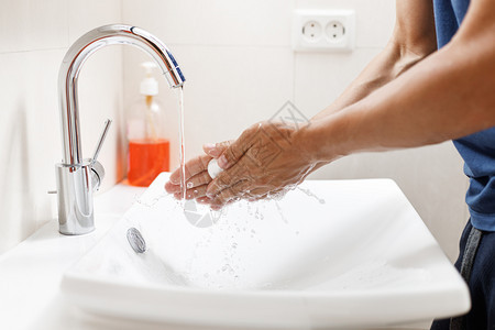 男人在浴室用肥皂洗手图片