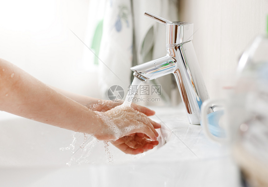 用肥皂洗手儿童在浴室打扫手图片