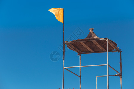黄旗从海上高楼救生塔飞来图片