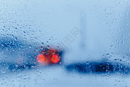 雨中交通抽象从车内看到交通在bokeh的挡风玻璃和汽车尾灯下雨在bokeh的挡风玻璃和汽车尾灯下雨从一辆汽车内看到交通图片