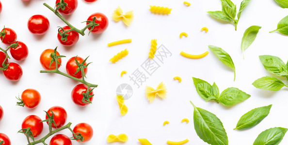 白背景上有不同种类意大利面和巴西尔叶的樱桃红柿图片