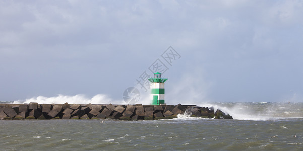 夏季暴风雨期间在内河地带切海港附近的灯塔和码头上喷水图片