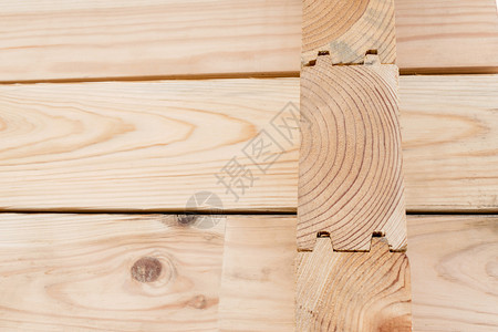 木制建筑在房屋墙壁上粘结的层状木材粘合的梁形木材制的梁形材在槽子上粘合的梁形木材图片