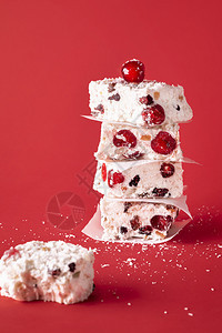 以红色背景堆积成在叠和一块吃过的肉片白色圣诞蛋糕图片