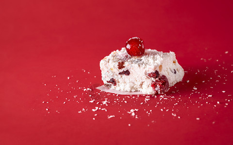 白圣诞节蛋糕椰子干果和樱桃红底澳洲传统甜食冬假点图片