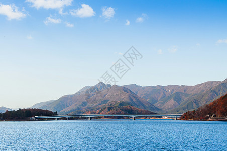 湖川口子桥和穆坦因在明亮美丽的冬天图片