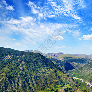 美丽的山地景观和天空概念是旅行图片