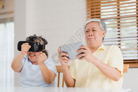 使用平板和虚拟现实模器在客厅玩游戏图片